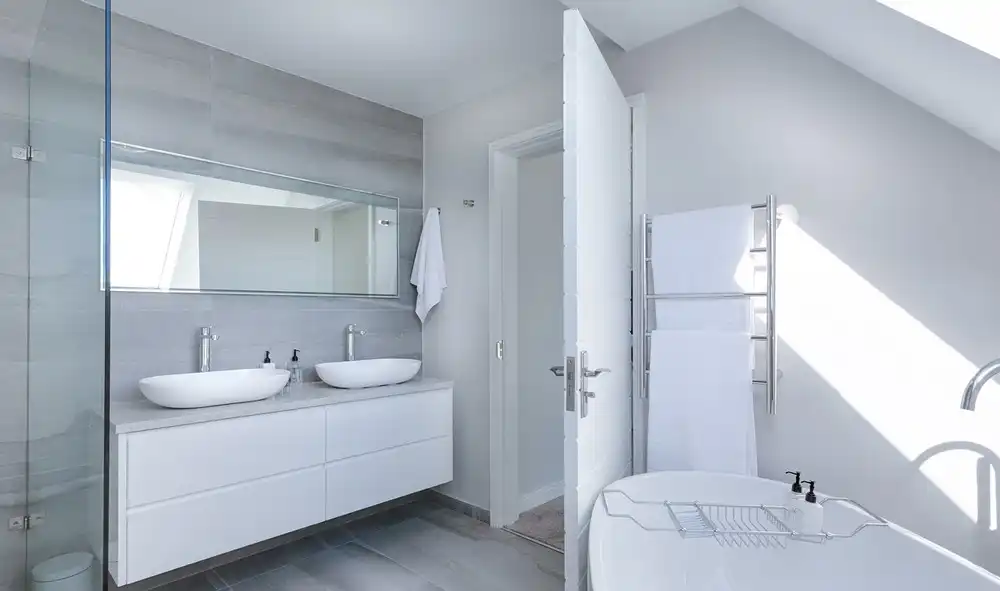Modernes Badezimmer in Weiß