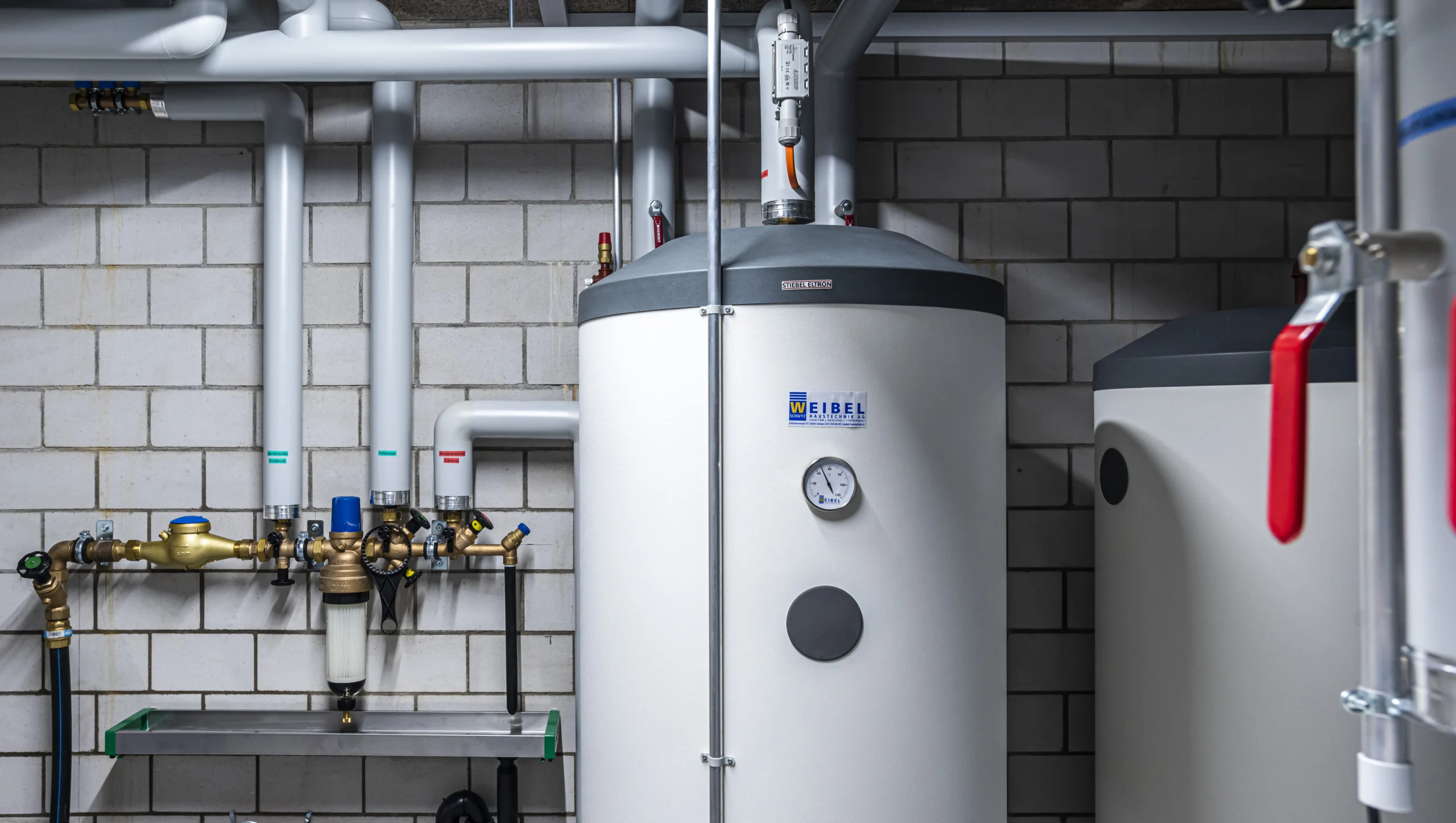 Warmwasserboiler mit angeschlossenen Rohren