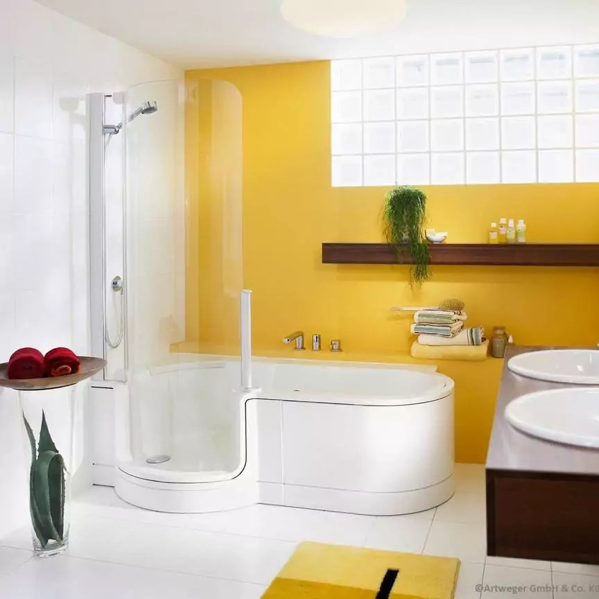 Duschbadewanne in Badezimmer mit gelber Wand