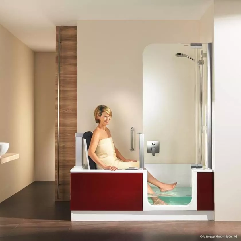 Frau in Duschbadewanne mit höhenverstellbarem Sitz