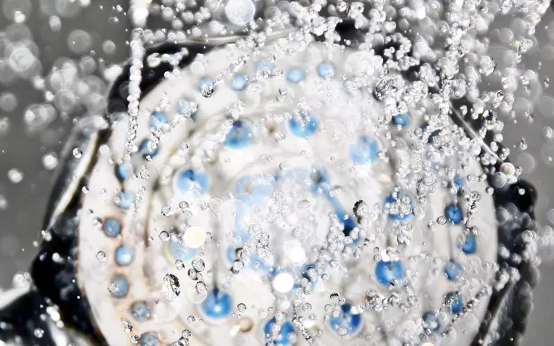 Duschbrause mit angeschaltetem Wasser