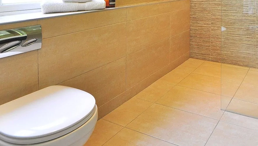 Badezimmer mit gefließtem Boden und Fußbodenheizung