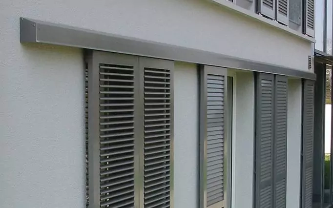 Hausfassade eines modernen Hauses mit Schiebeläden