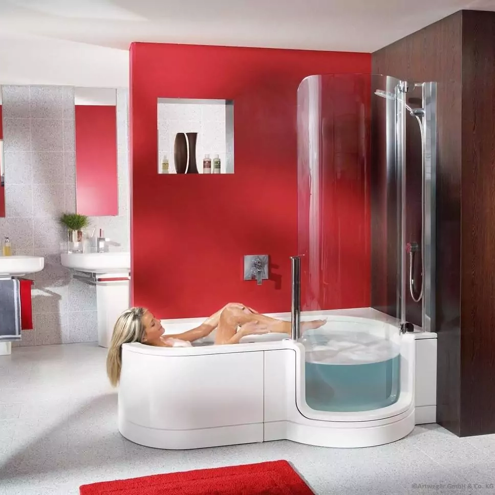 Frau in Duschbadewanne