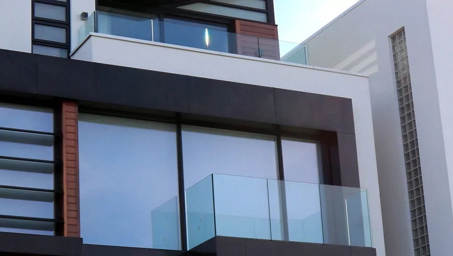 Moderne Hausfassade mit Heimtechnik zur Steuerung des Hauses