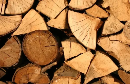 Aufgestapeltes Holz von der Seite