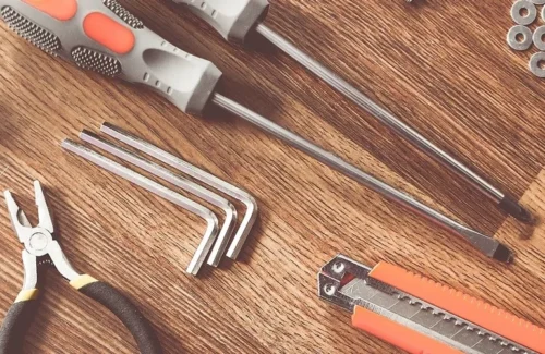 Werkzeuge zur Reparatur auf Echtholzparkett
