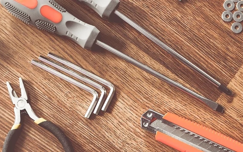 Werkzeuge zur Reparatur auf Echtholzparkett