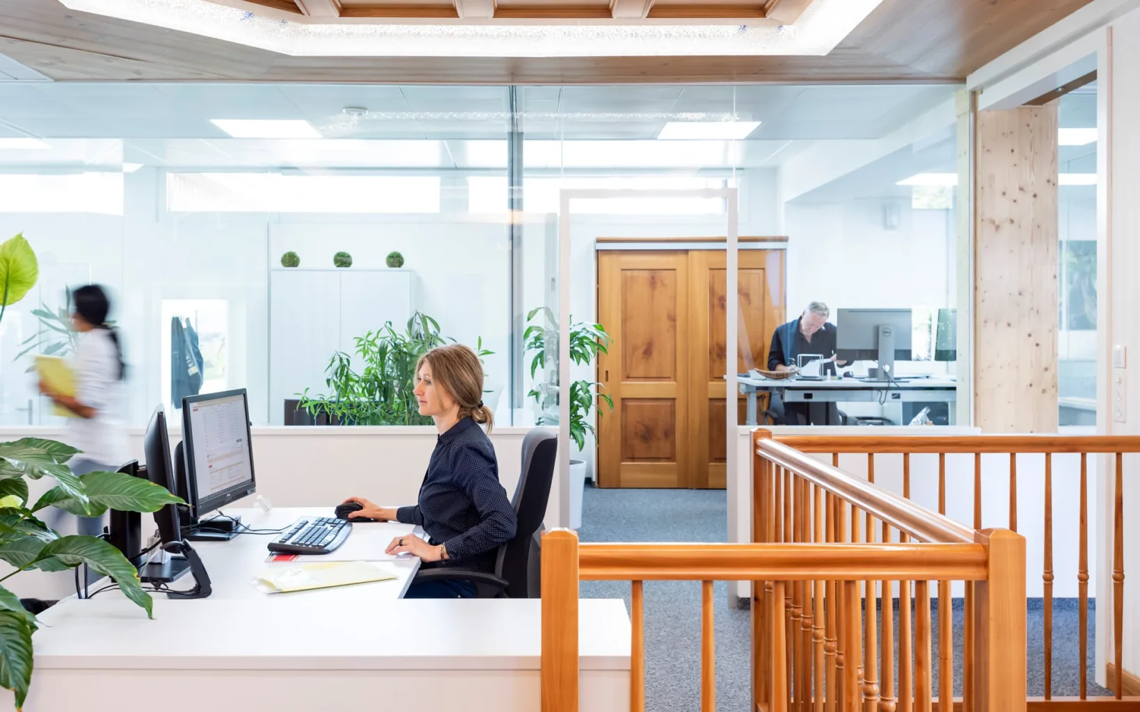 Mitarbeiter der Weibel AG bearbeiten im Büro Aufträge zu Service und Wartung von Sanitär- und Heizungsanlagen.