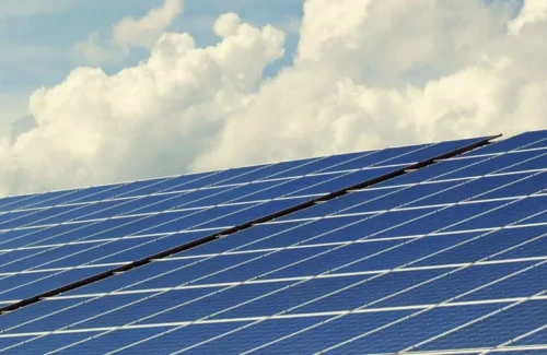 Solaranlage unter bewölktem Himmel