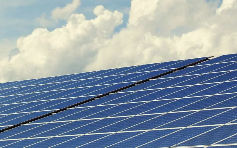 Solaranlage unter bewölktem Himmel