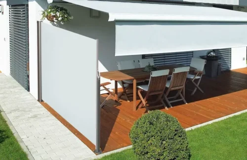 Seitenmarkise und Kassettenmarkise an Terrasse mit Bohlenboden