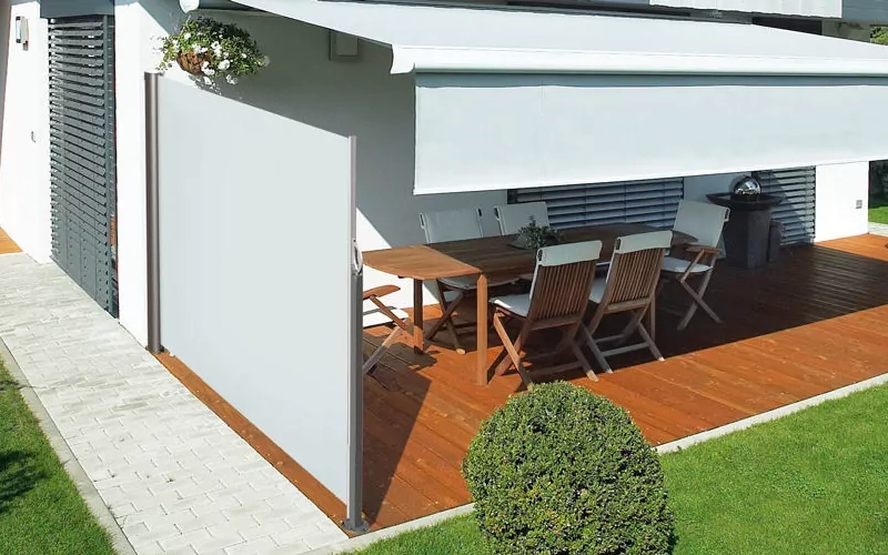 Seitenmarkise und Kassettenmarkise an Terrasse mit Bohlenboden