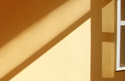 Geöffnetes Fenster für Stoßlüften