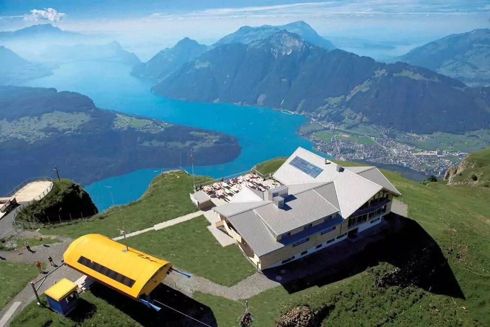 Gipfelrestaurant mit Ausblick auf See und Berge